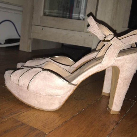 Blush pink Suede peep toe pumps with gold accent - Picture 4 of 4